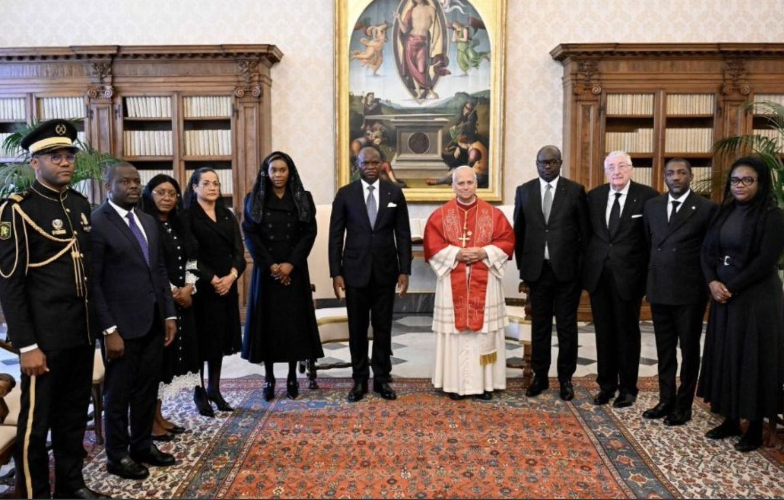 León XIV con el presidente de Gabón y su séquito