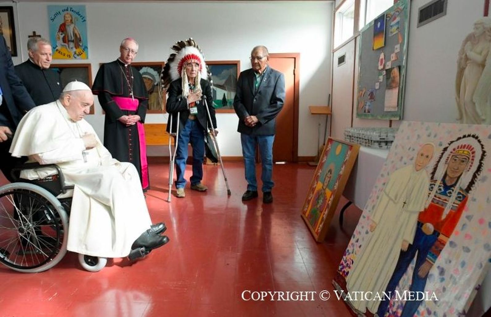 El Papa, observa algunos presentes