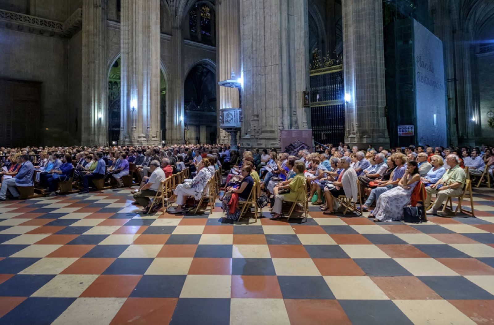 Acto en el interior de la catedral de Segovia
