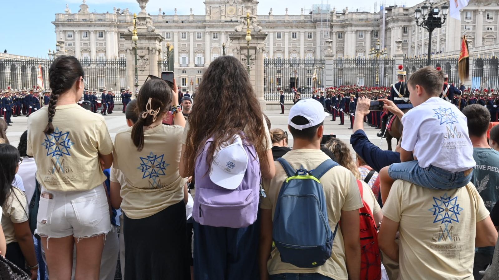 Fieles esperan al Papa en el Palacio Real