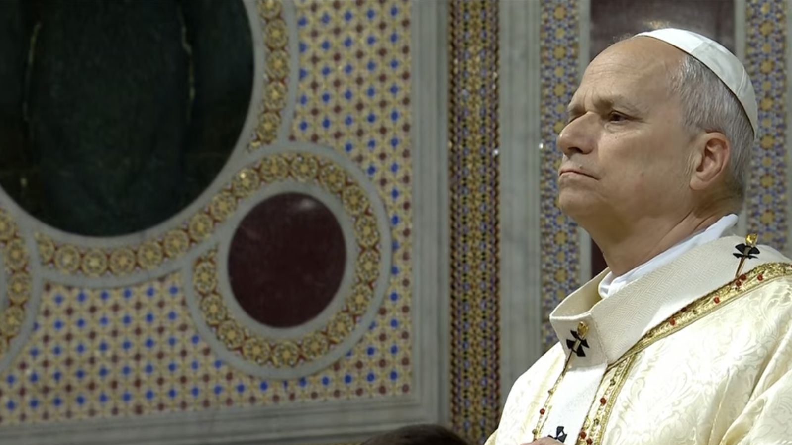 León XIV escucha el Evangelio