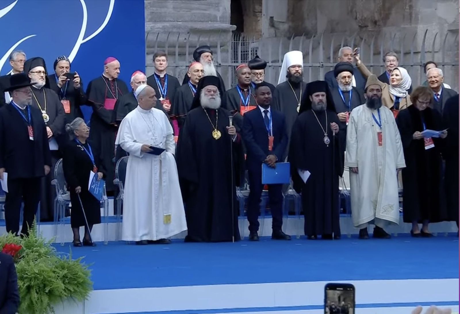 León XIV, con otros líderes religiosos, ante el Arco de Constantino