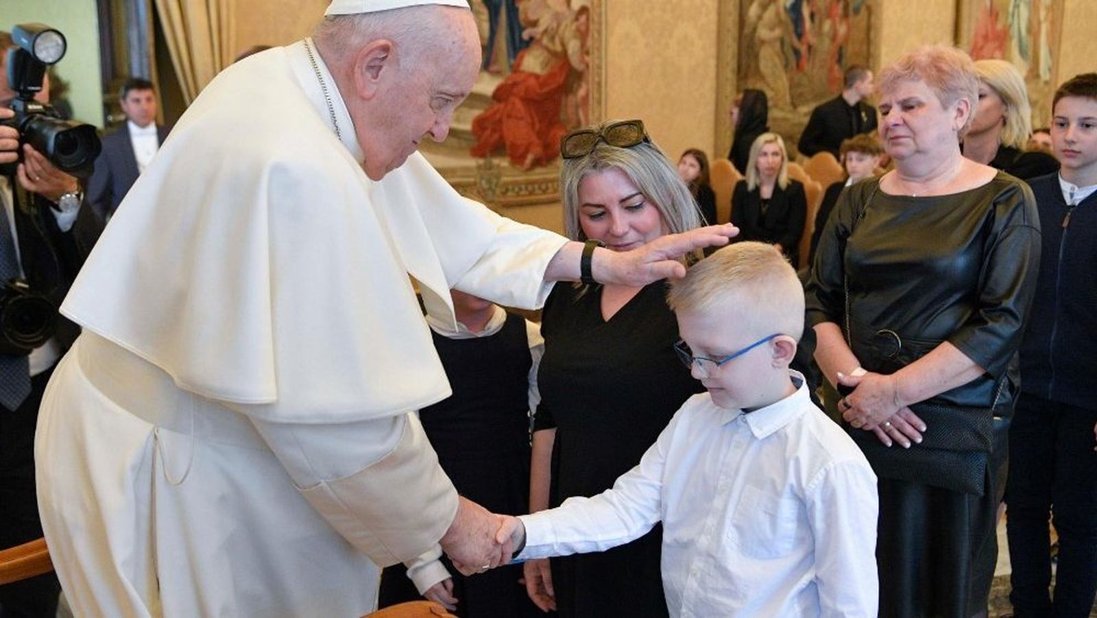 Francisco saluda a los familiares de los mineros polacos fallecidos