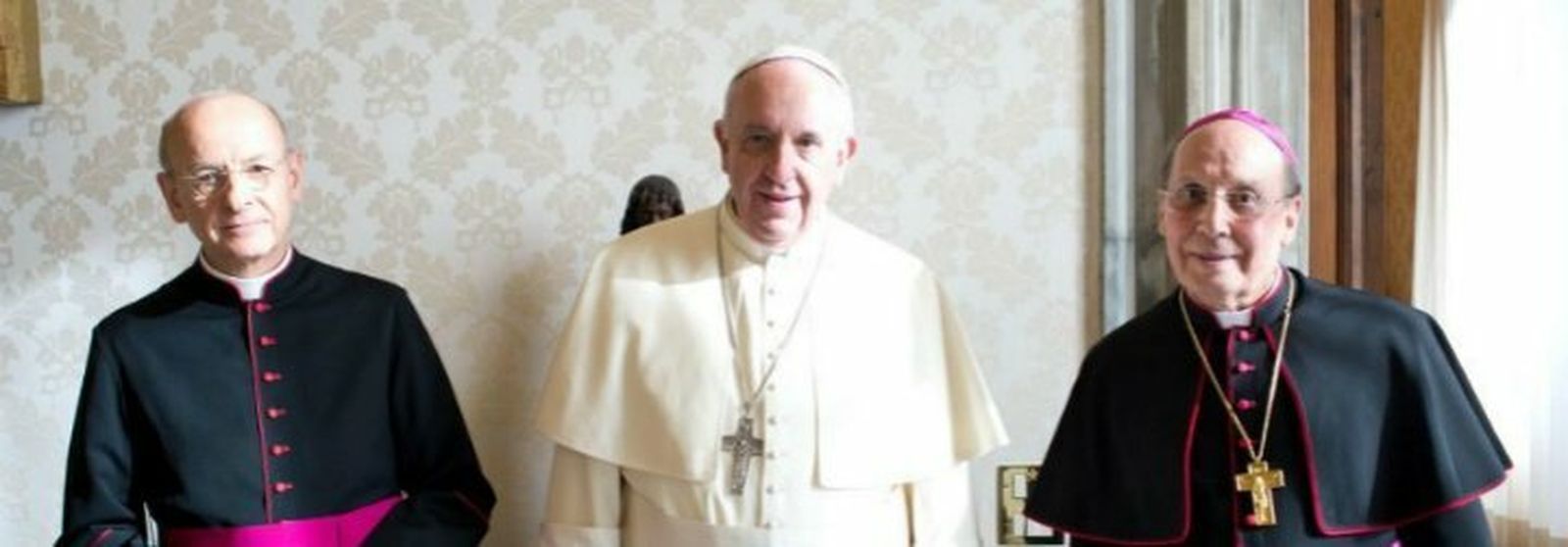 Francisco con el anterior y actual prelados del Opus Dei, Javier Echevarría y Fernando Ocáriz