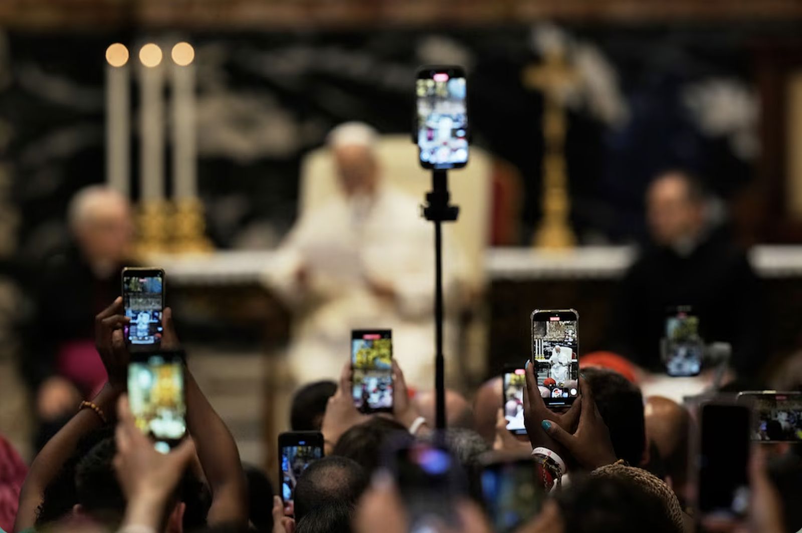 Jóvenes 'influencers' graban al papa León XIV