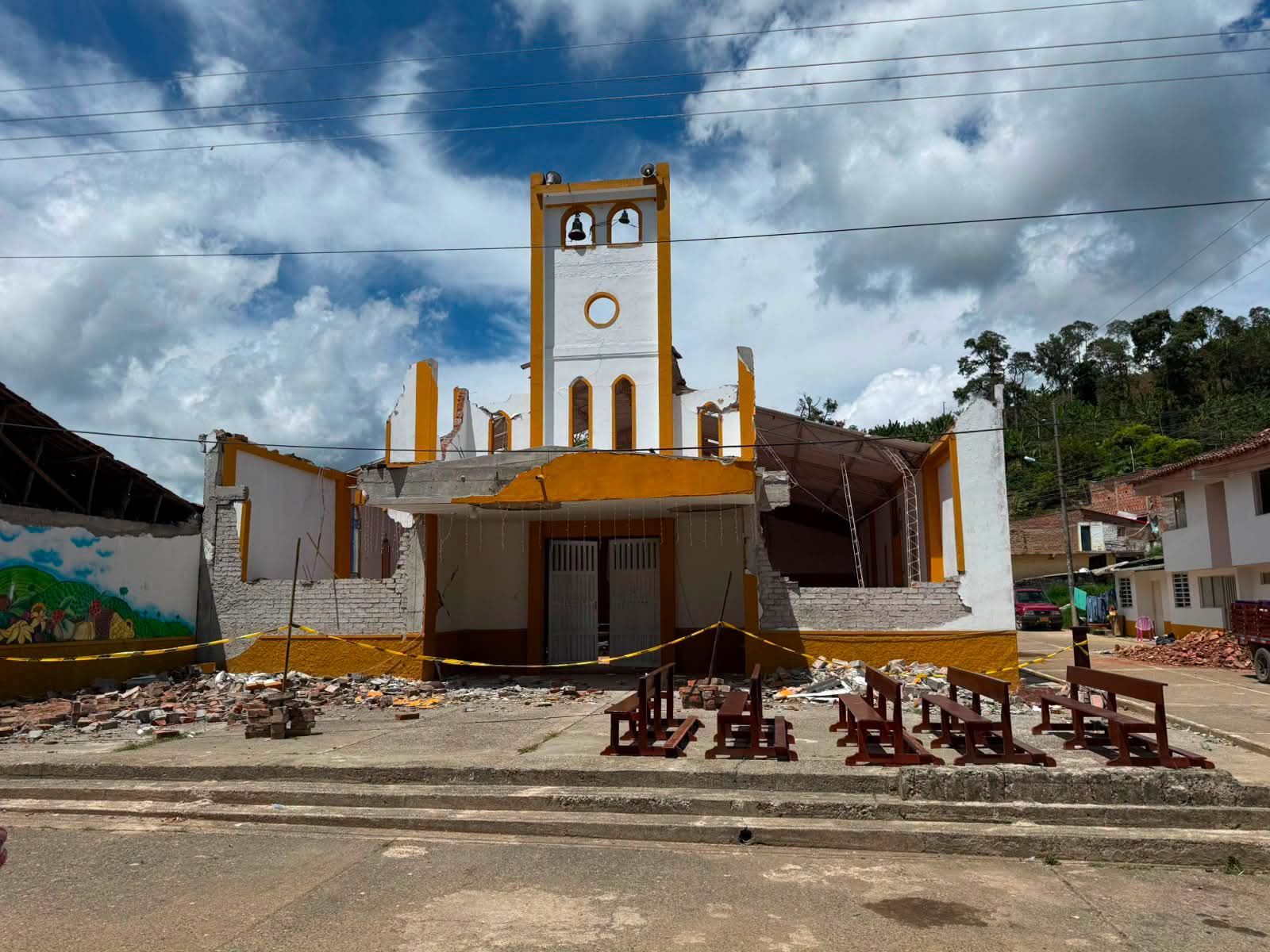 otro templo destruido por el terremoto