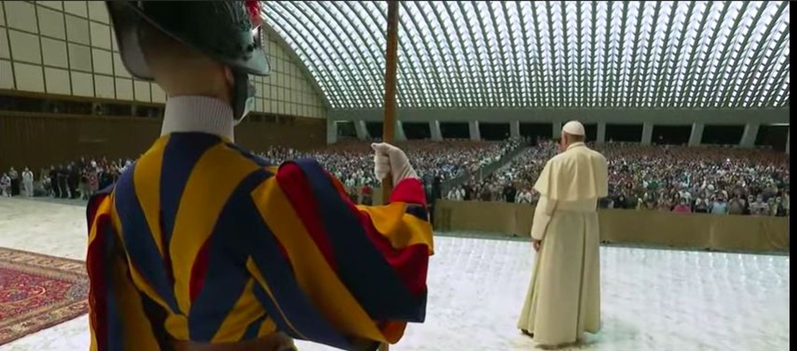 Francisco saluda a los fieles en el Aula Pablo VI