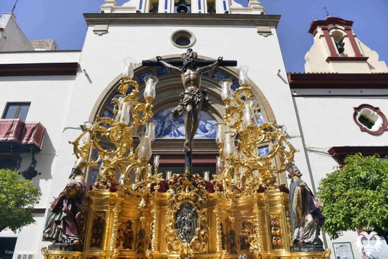 Salida del paso de la Hermandad del Cahorro en Viernes Santo