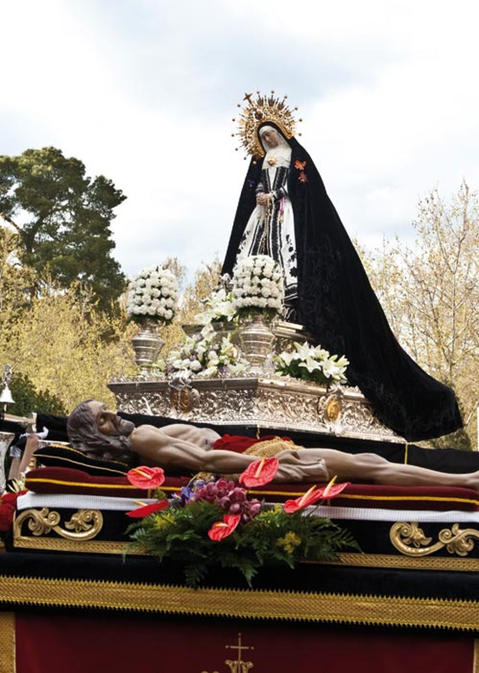 Nuestra Señora de la Soledad y Desamparo y el Cristo Yacente