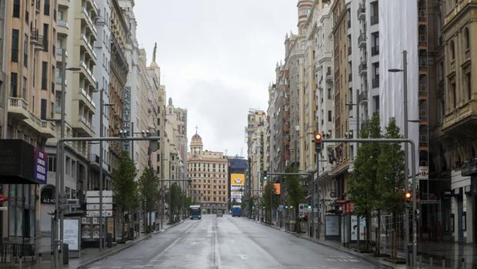 La Gran Vía, vacía: uno de los símbolos del primer Estado de Alarma