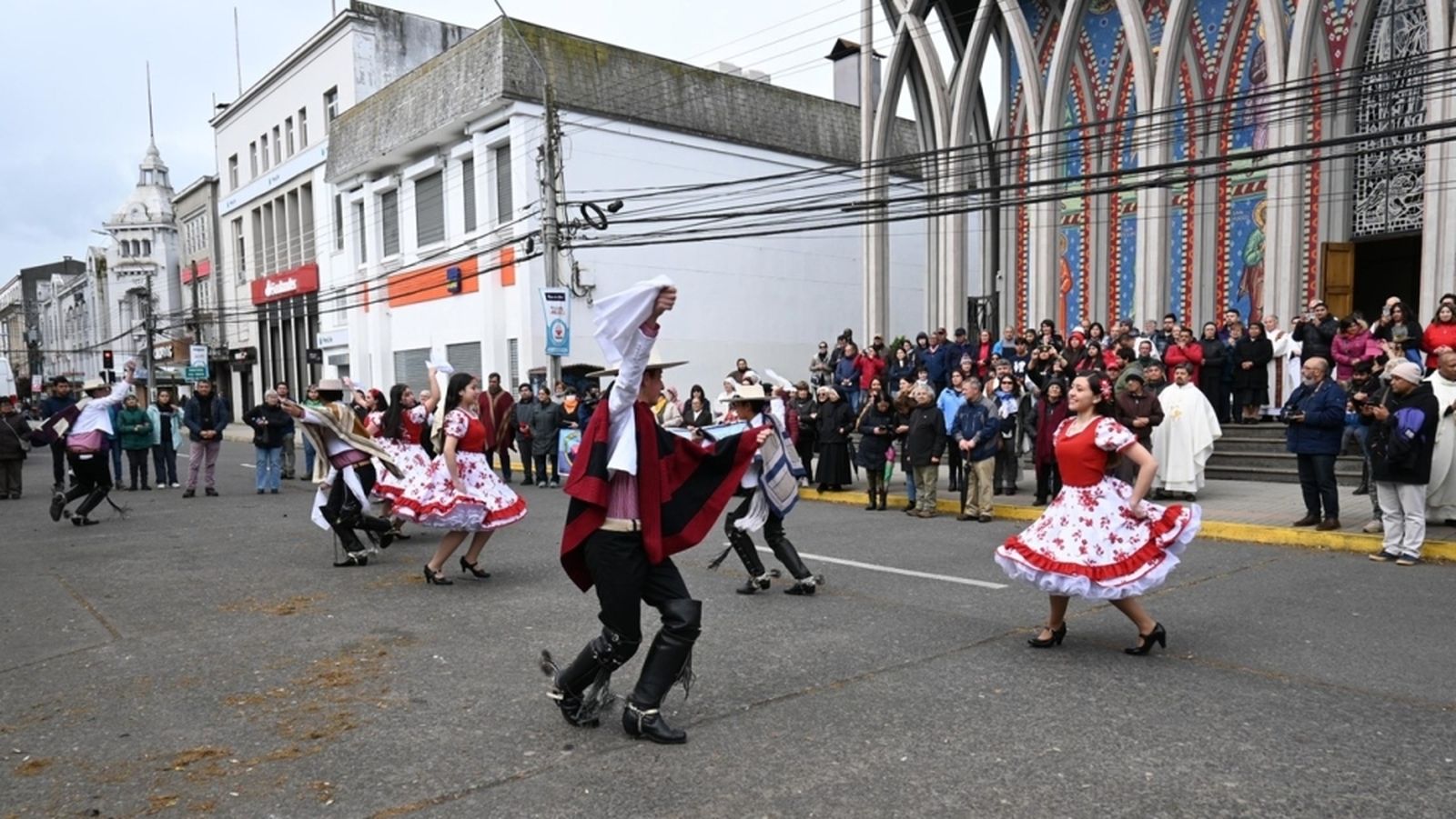 Monseñor Carlos Godoy es recibido con un pie de cueca (baile nacional) en Osorno