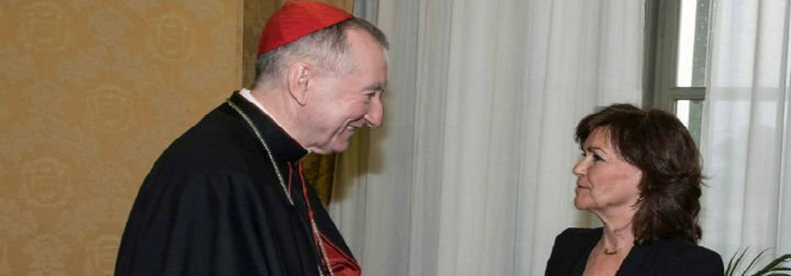 Parolin reitera a Carmen Calvo que la Iglesia "no va a oponerse" a la exhumación de los restos de Franco