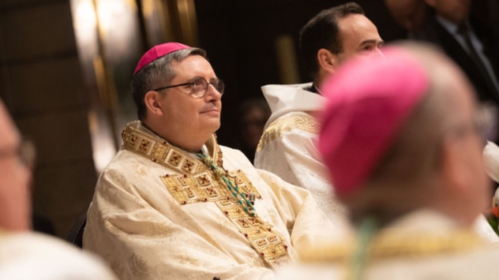 “Mónaco no es inmune a la presión de la secularización y de ciertas ideologías en boga, así como a un creciente desapego hacia la práctica religiosa”, admite el arzobispo.