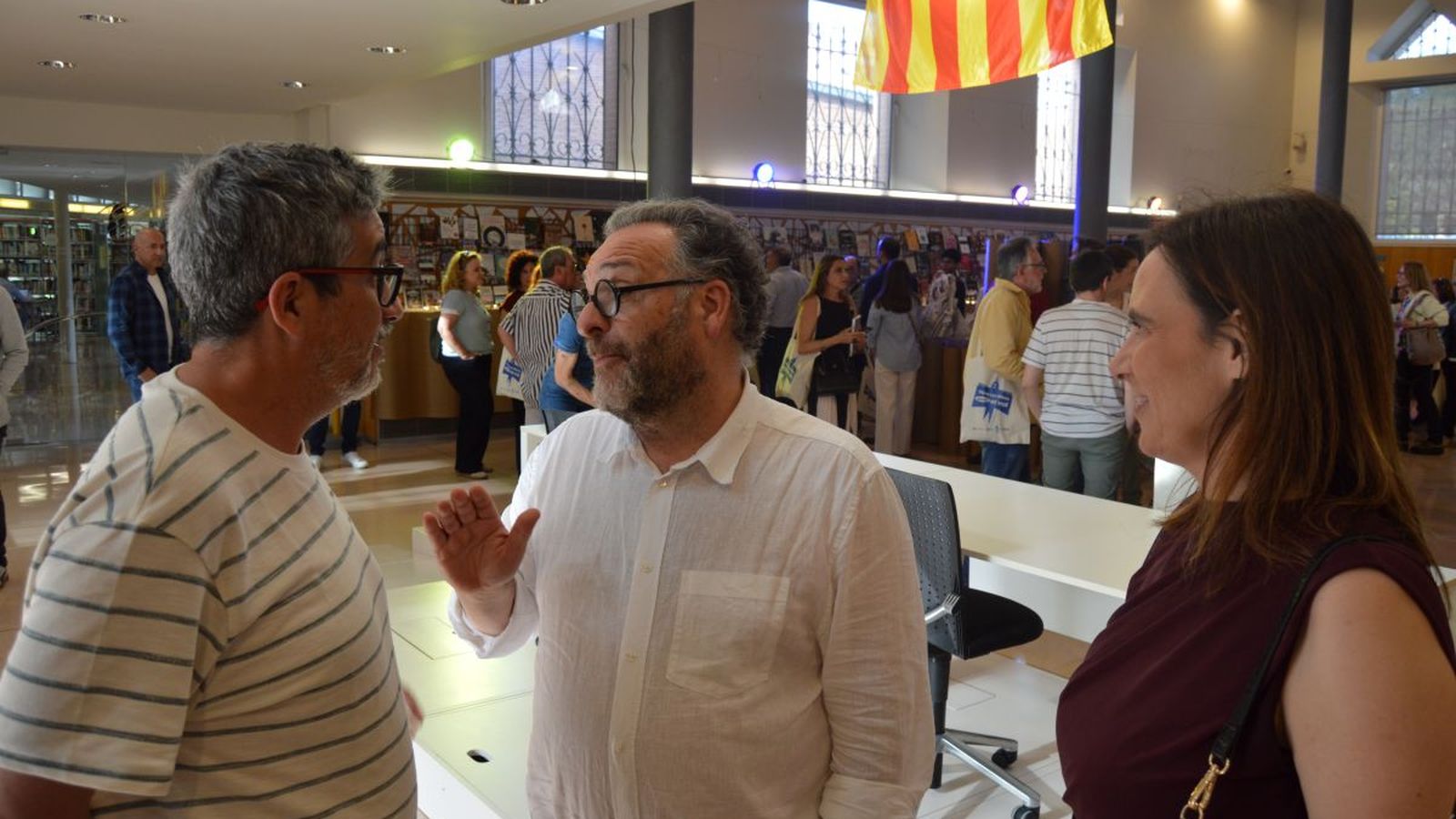 Jesús Bastante participa en un acto literario en la Biblioteca Xavier Amorós de Reus, acompañado por la alcaldesa Sandra Guaita y otros autores vinculados a la ciudad.