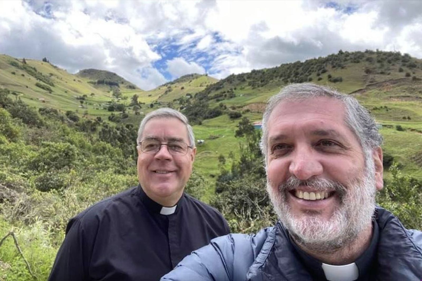 El P. Baertl con el P. Javier Len, de la familia Len Álvarez, los más beneficiados del holding financiero