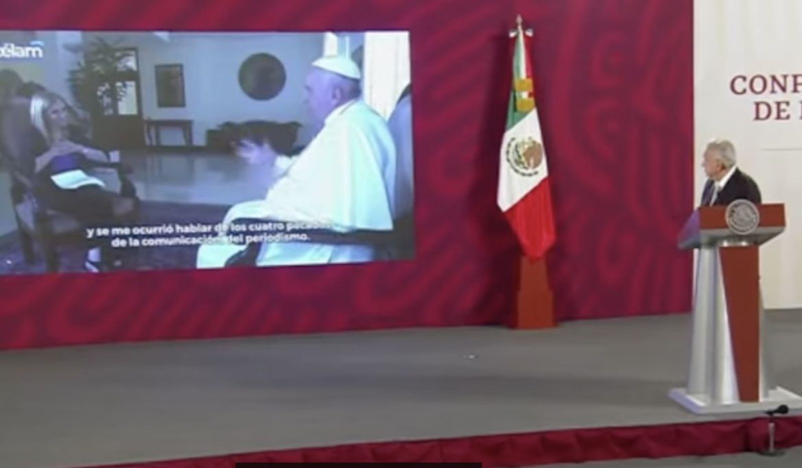 López Obrador  visiona el video de Francisco