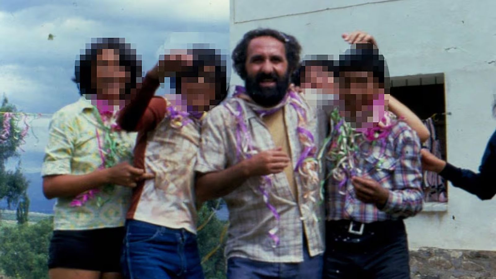 El jesuita Alfonso Pedrajas, en una de sus visitas al balneario de Urmiri, en Bolivia, unos años antes de morir