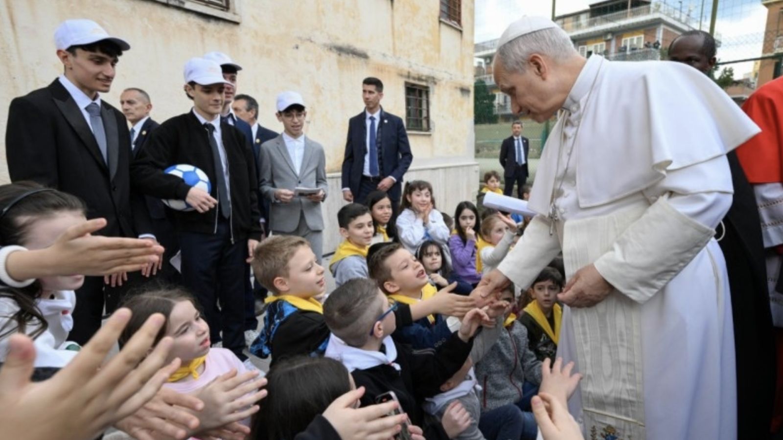 León XIV saluda a unos niños a la llegada a la parroquia