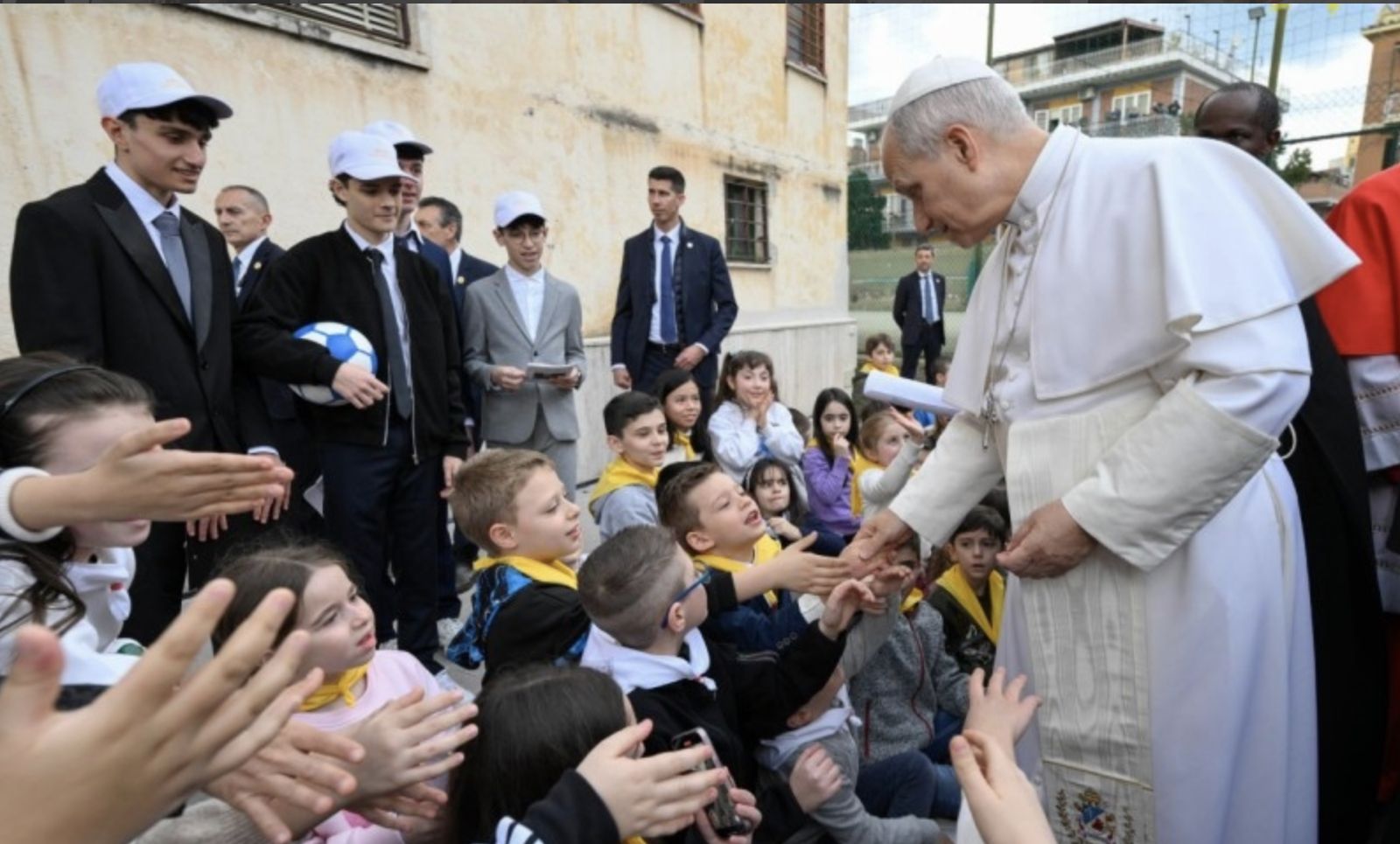 León XIV saluda a unos niños a la llegada a la parroquia