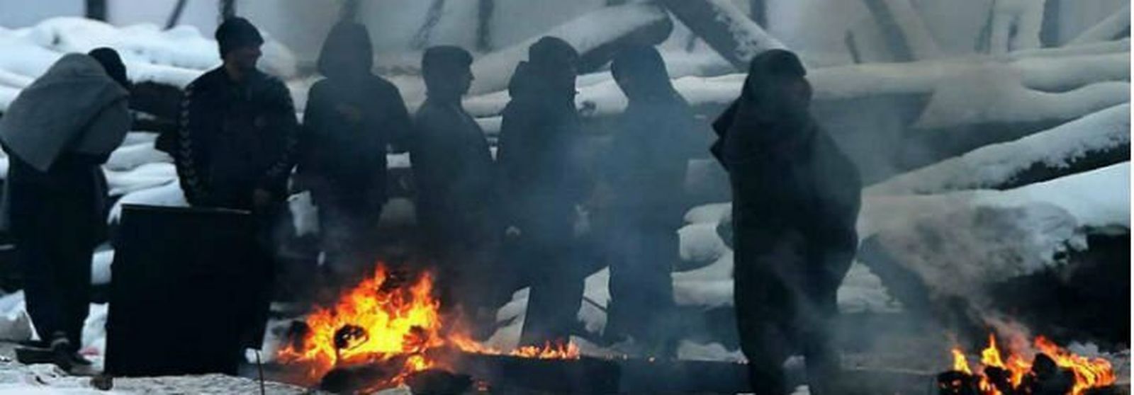 Refugiados hacen hogueras en los campos de Lesbos