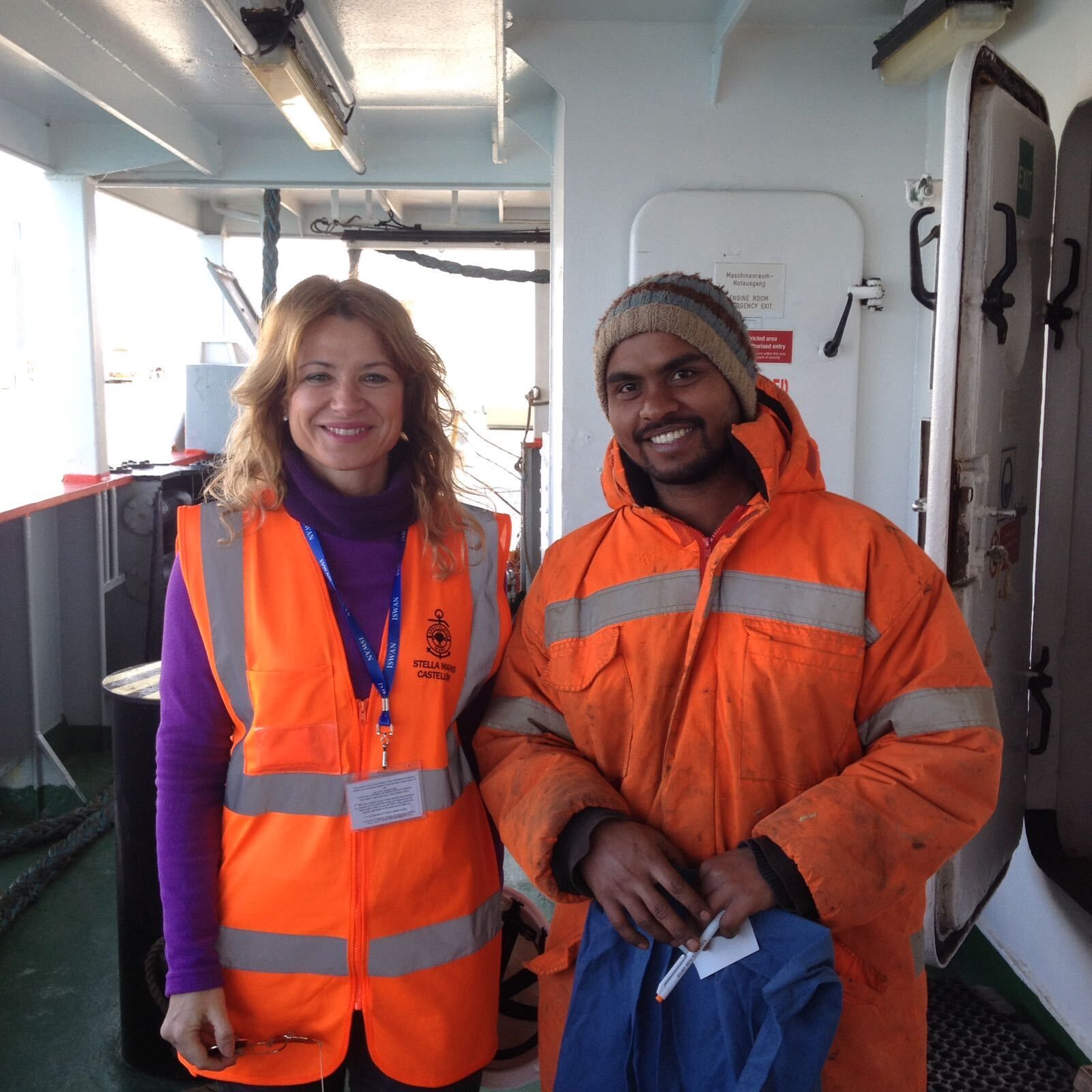 Stella Maris ofreciendo la ayuda del servicio a los marineros.