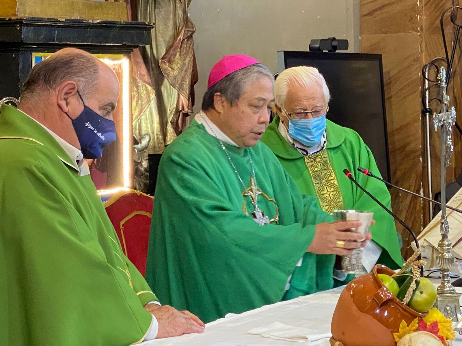 El Nuncio, junto al padre Ángel y al padre Valentín