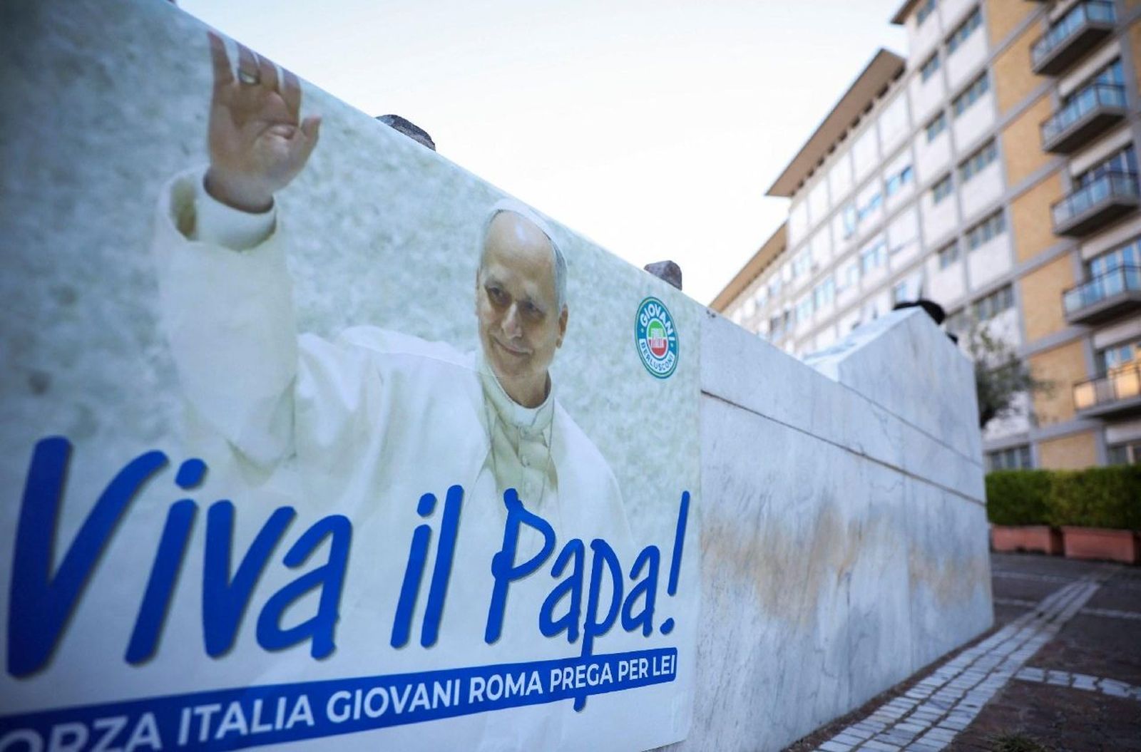 Carteles de ánimo al Papa en el Gemelli