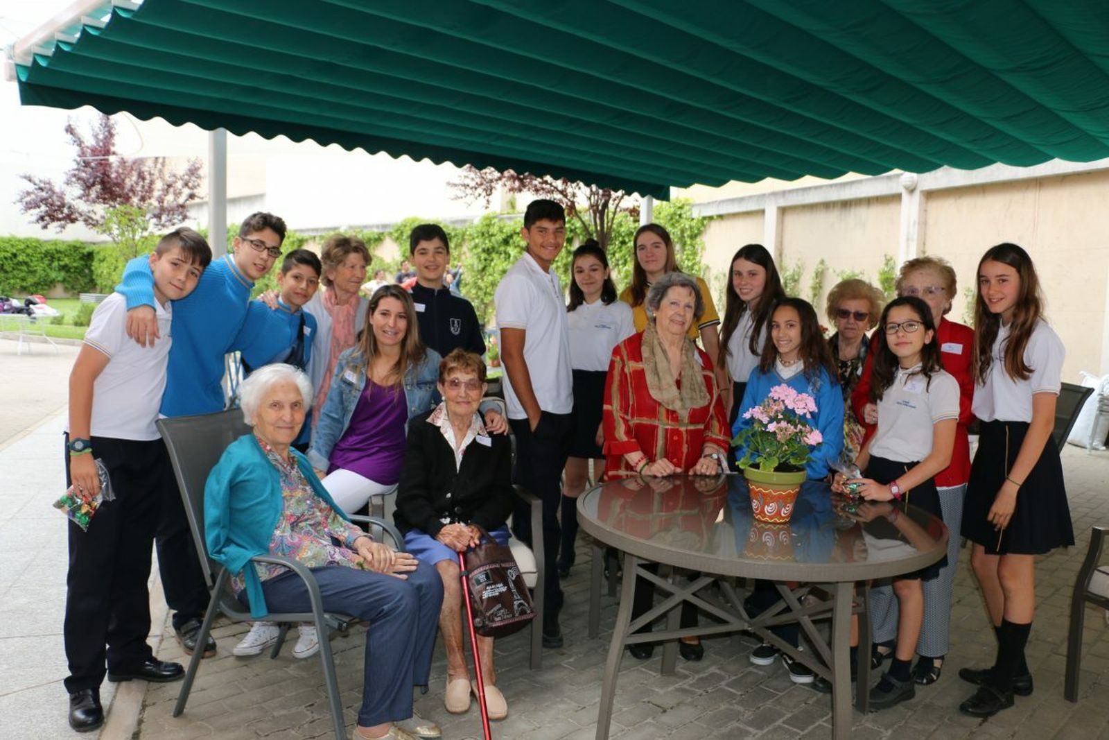 Gymkhana intergeneracional en la Residencia Nuestra Señora del Perpetuo Socorro