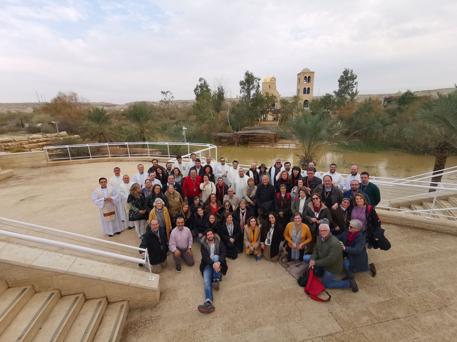 Foto de grupo en la zona del bautismo del Señor