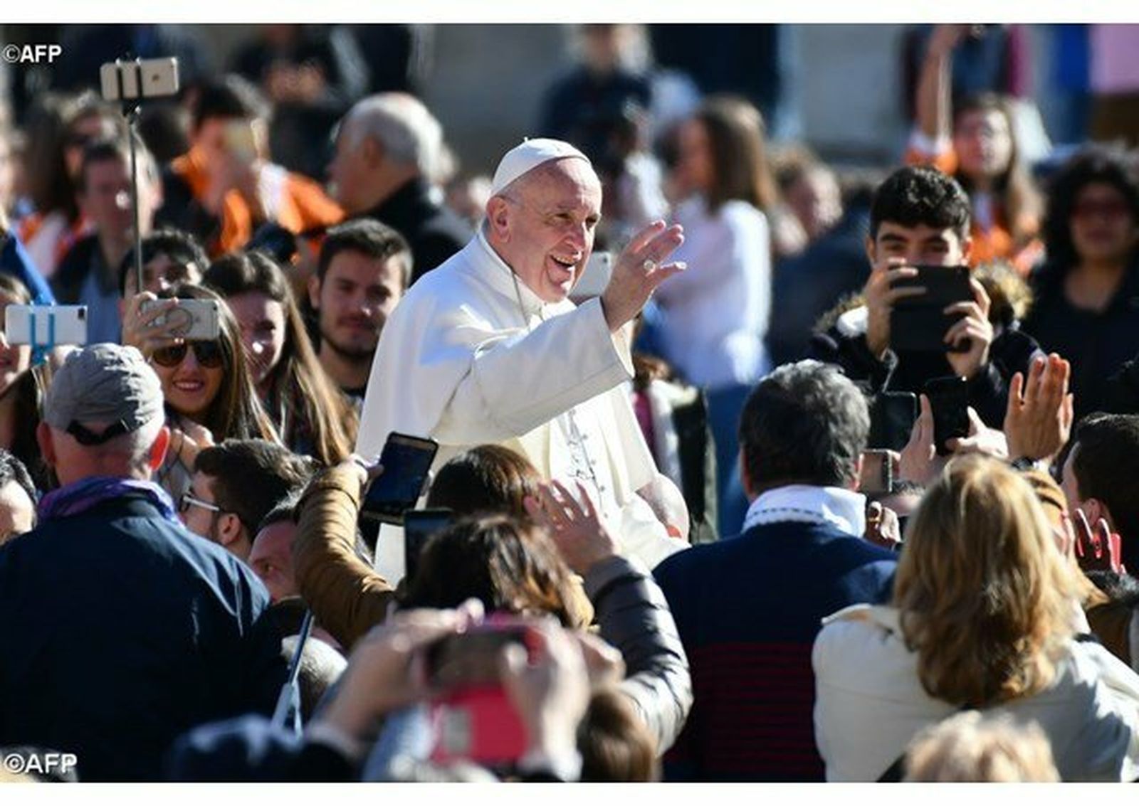 El Papa, saludando a los fieles en San Pedro