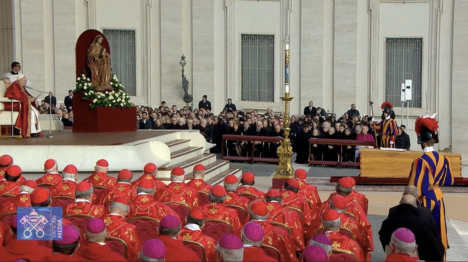 Francisco, ante el féretro de Benedicto XVI