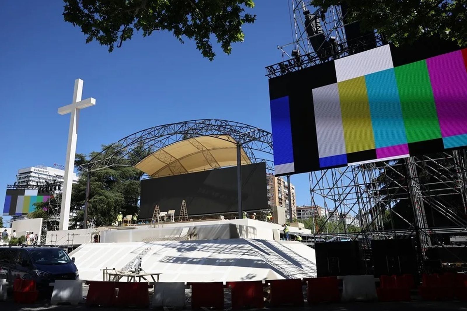 Operarios instalan la estructura que acogerá uno de los principales actos del papa en la Plaza de Lima, junto al estadio Santiago Bernabéu, en Madrid.