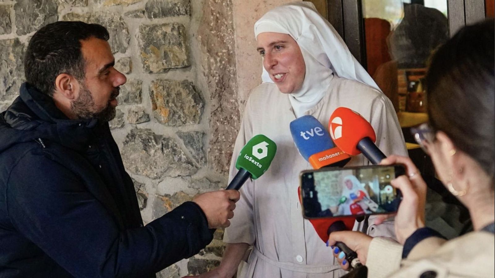 Sor Sión atiende a los medios en la inauguración del restaurante