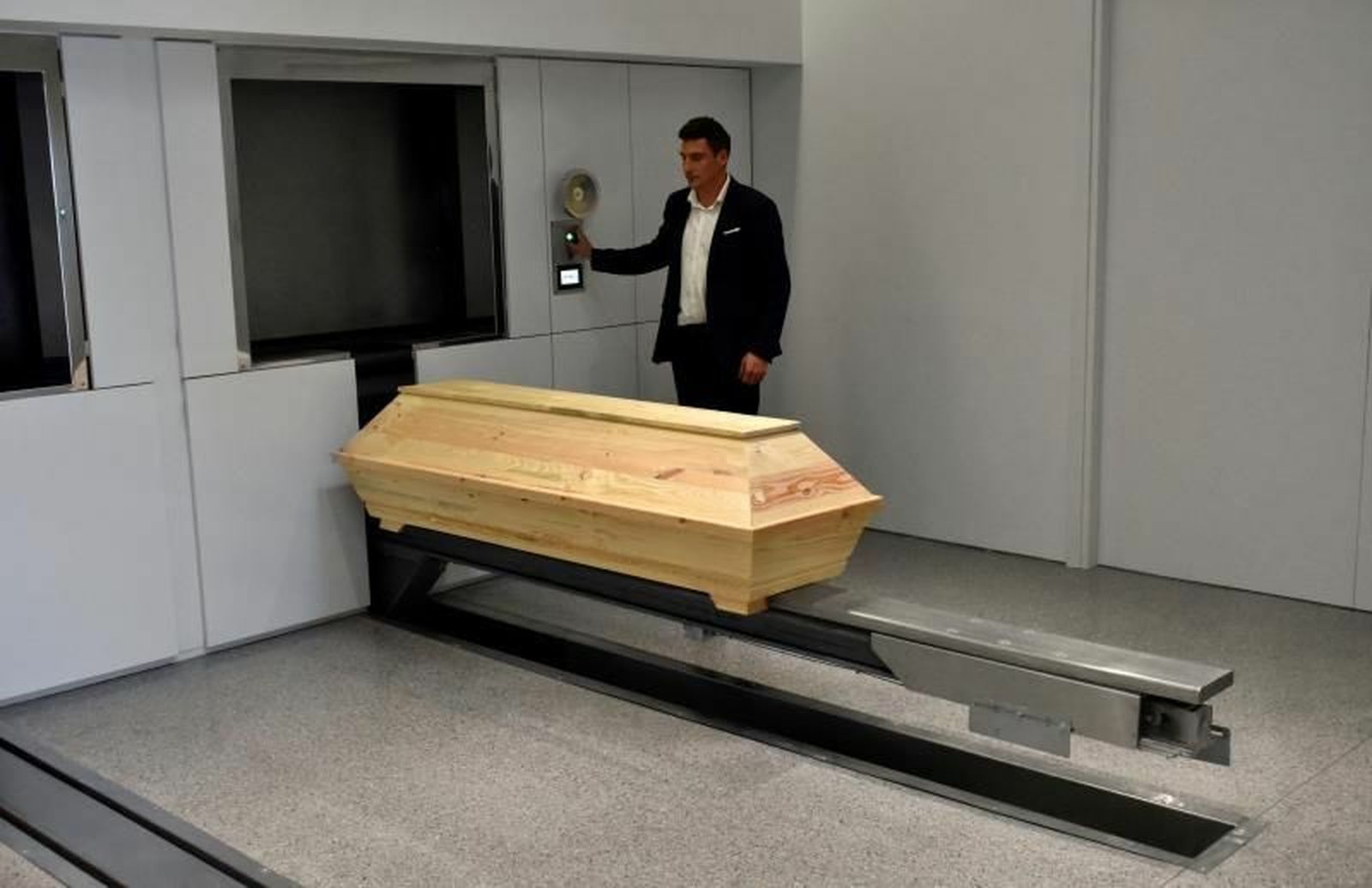 Un operario prepara un ataúd poco antes de entrar en la incineradora del primer crematorio inaugurado en Atenas (Grecia)