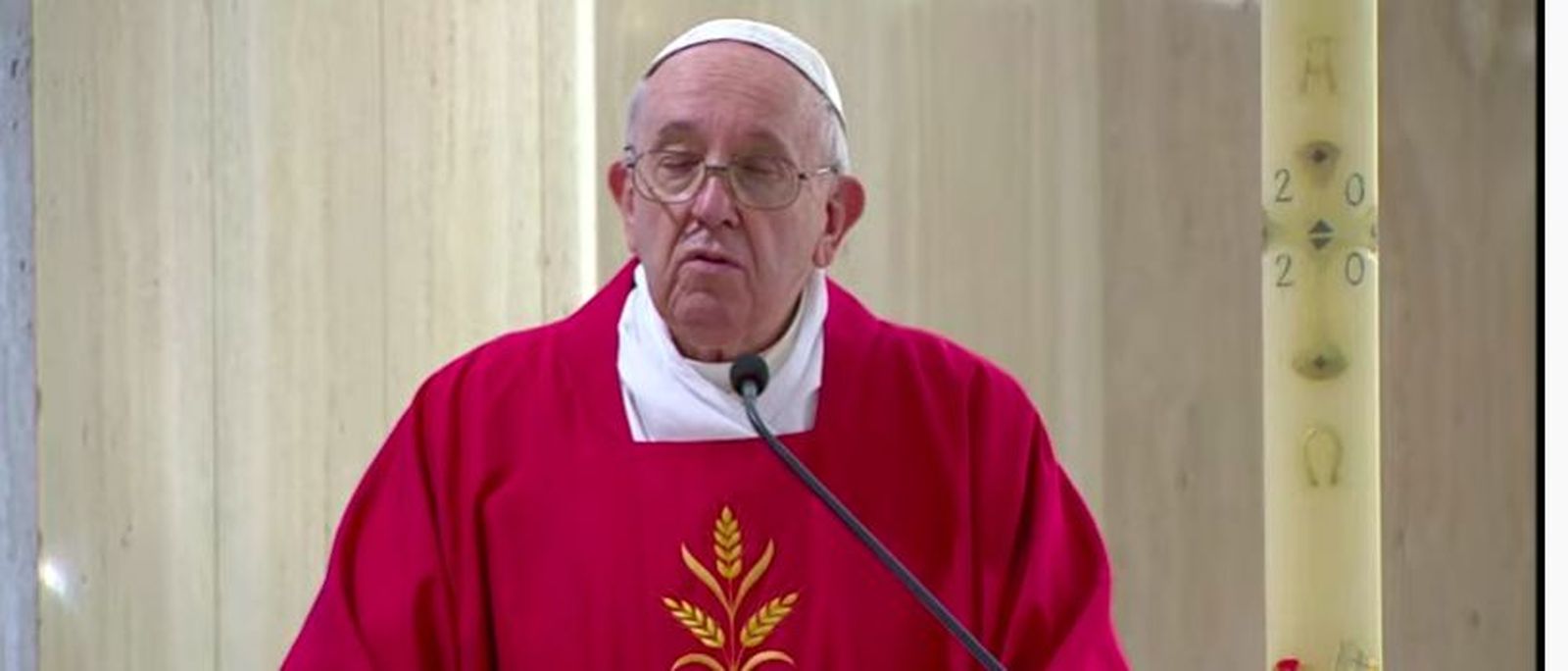 Francisco, rezando por la pandemia