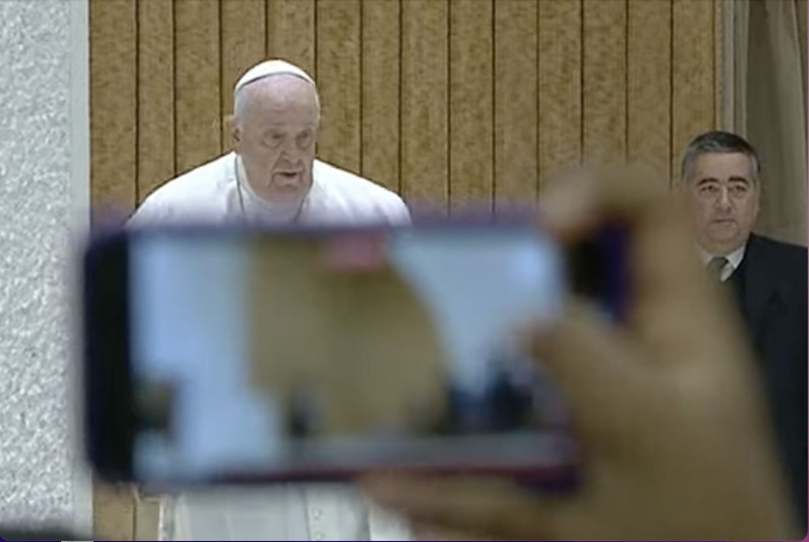 Francisco, a su entrada al Aula Pablo VI para la audiencia general