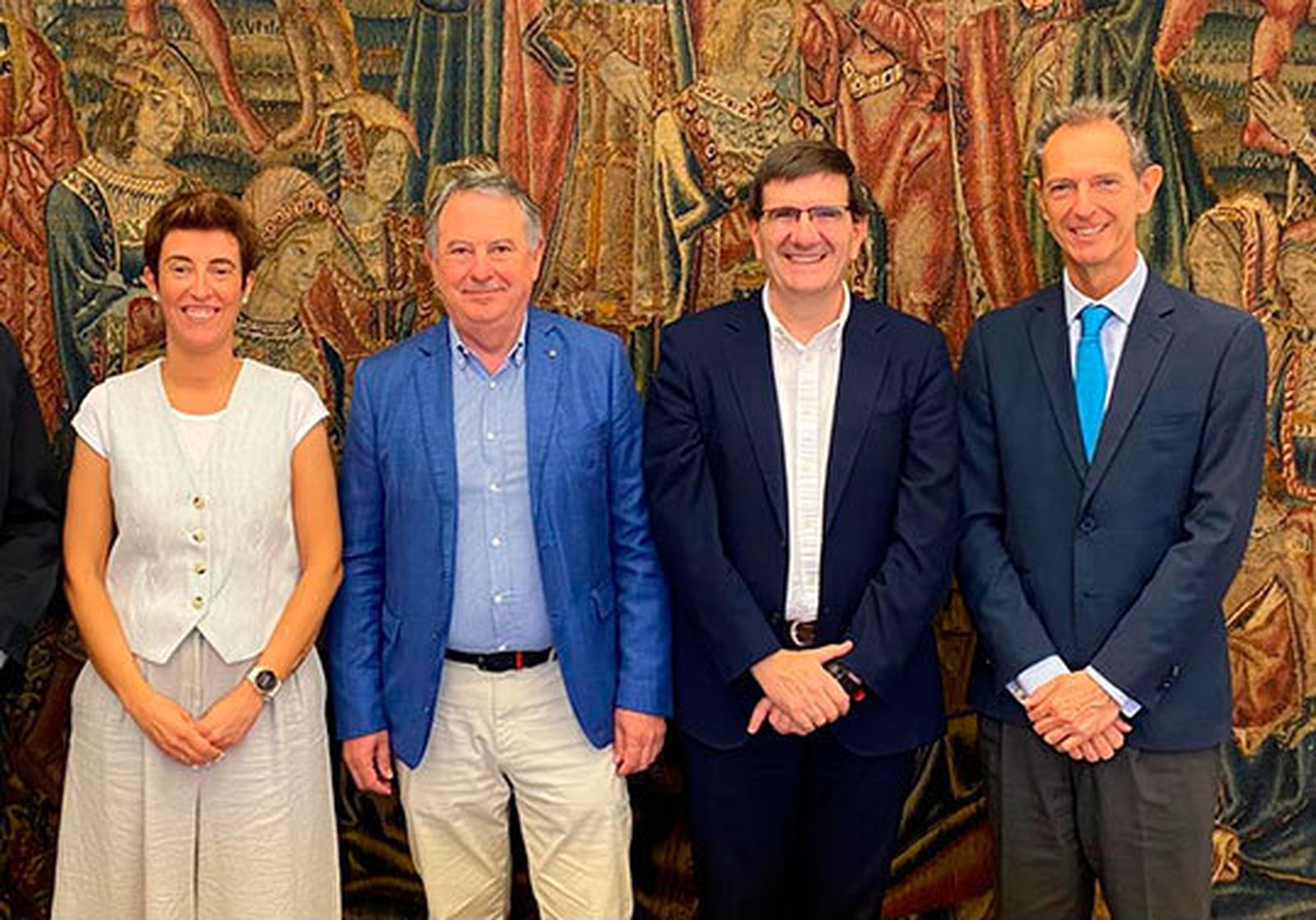 Nuria Ruiz, junto a Javier Aguirregabiria, Juan José Etxeberria y el Dr. Nicolás Guerra