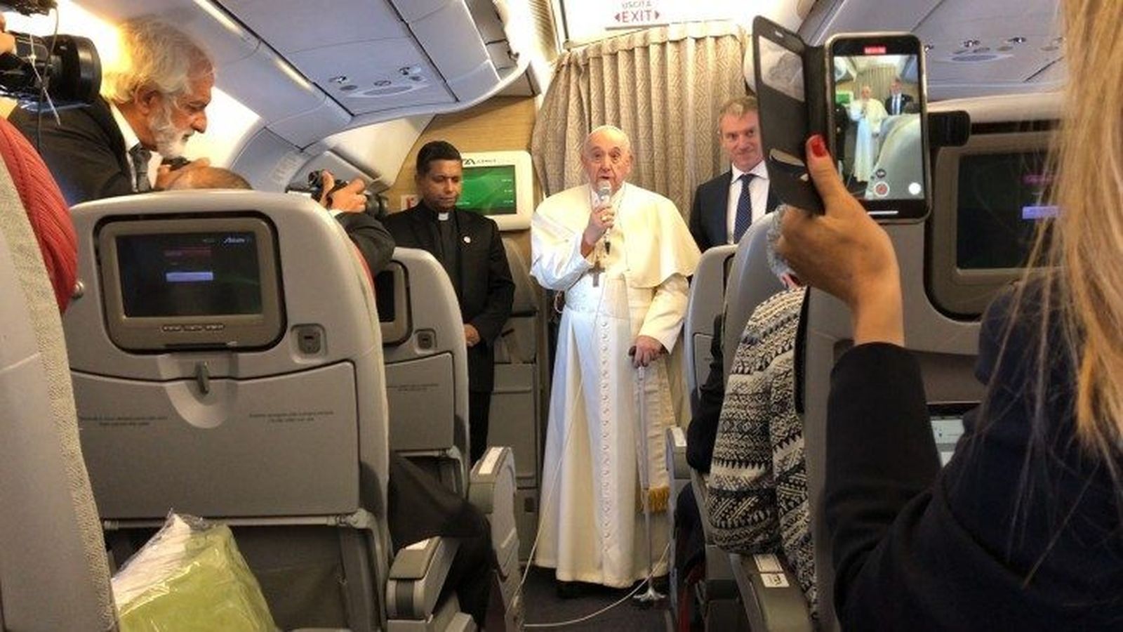 Saludo del Papa a los periodistas en el vuelo