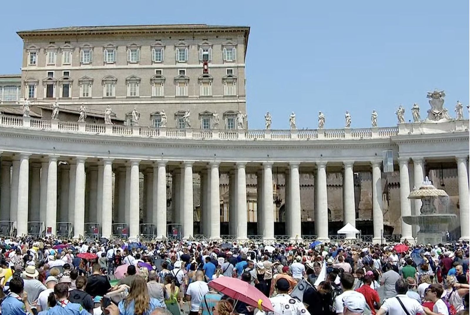 Los peregrinos, atentos a la salida del Papa al balcón