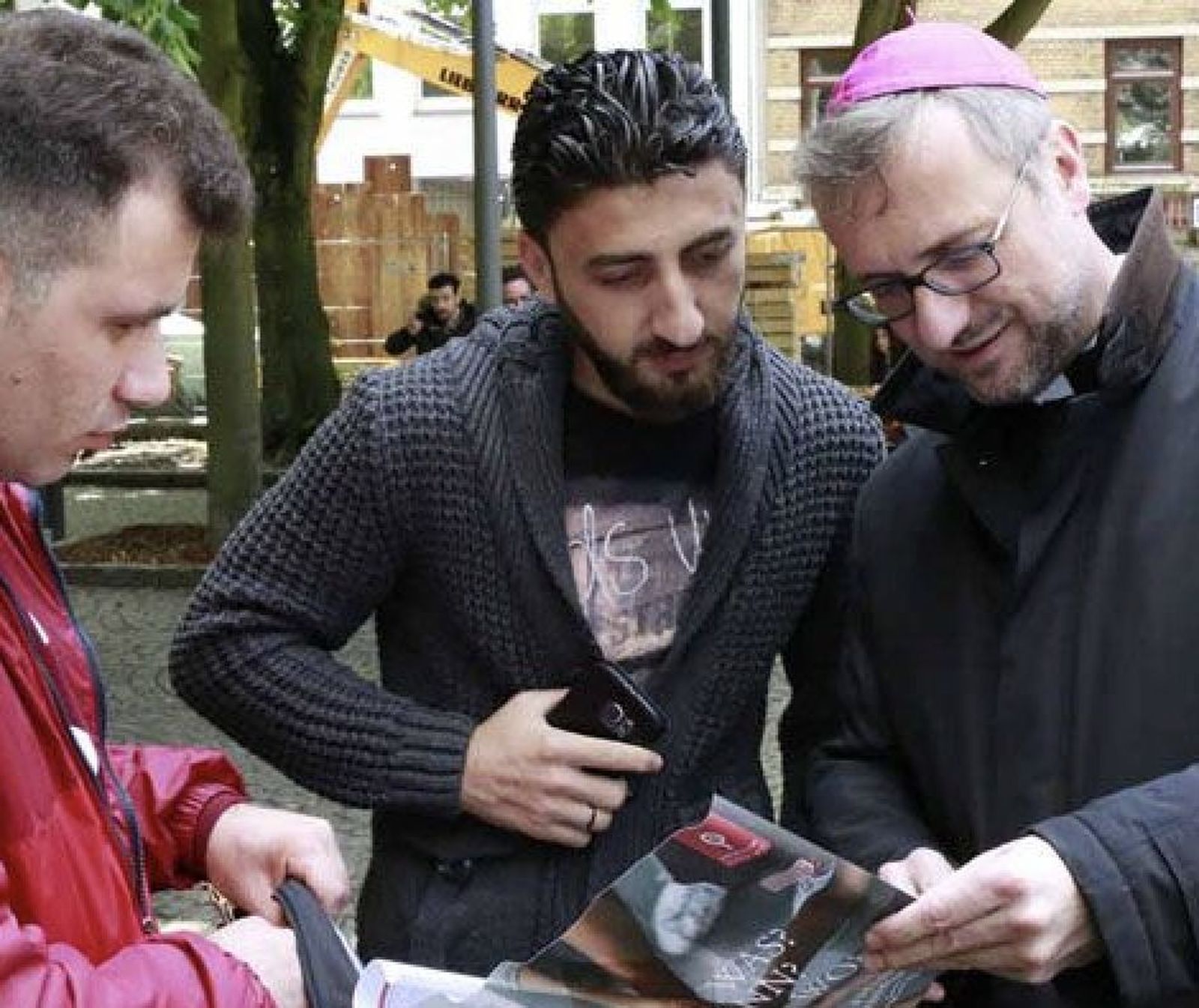 El arzobispo de Hamburgo con unos refugiados