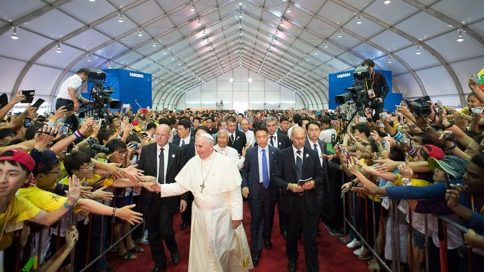 Francisco con los jóvenes en el santuario de Solmoe, Corea del Sur