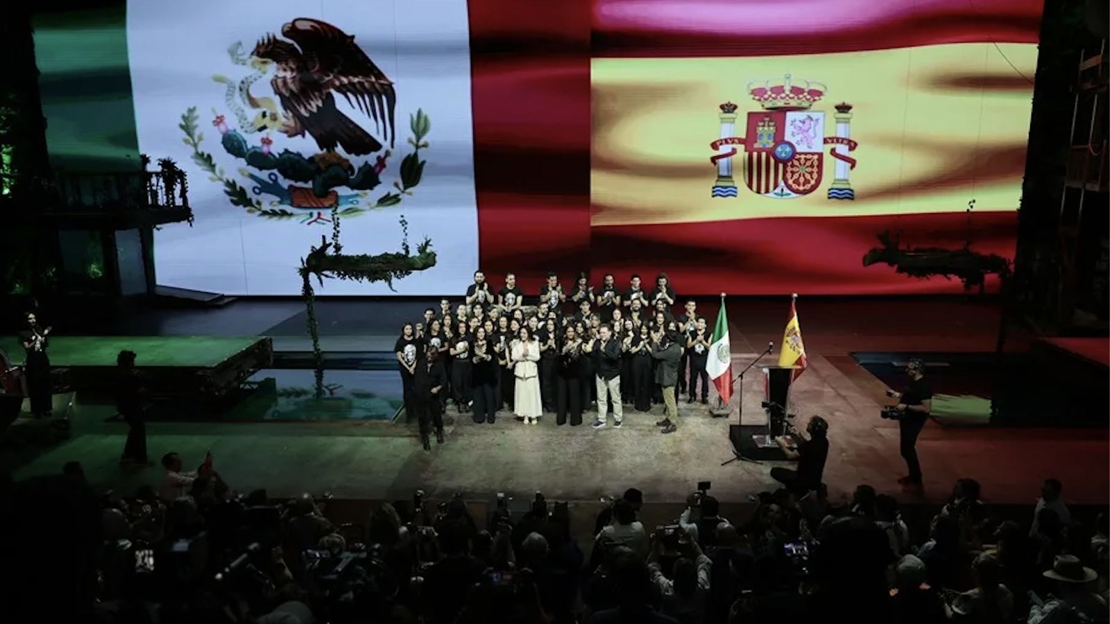 Isabel Díaz Ayuso con Nacho Cano en un homenaje a Hernán Cortés en México
