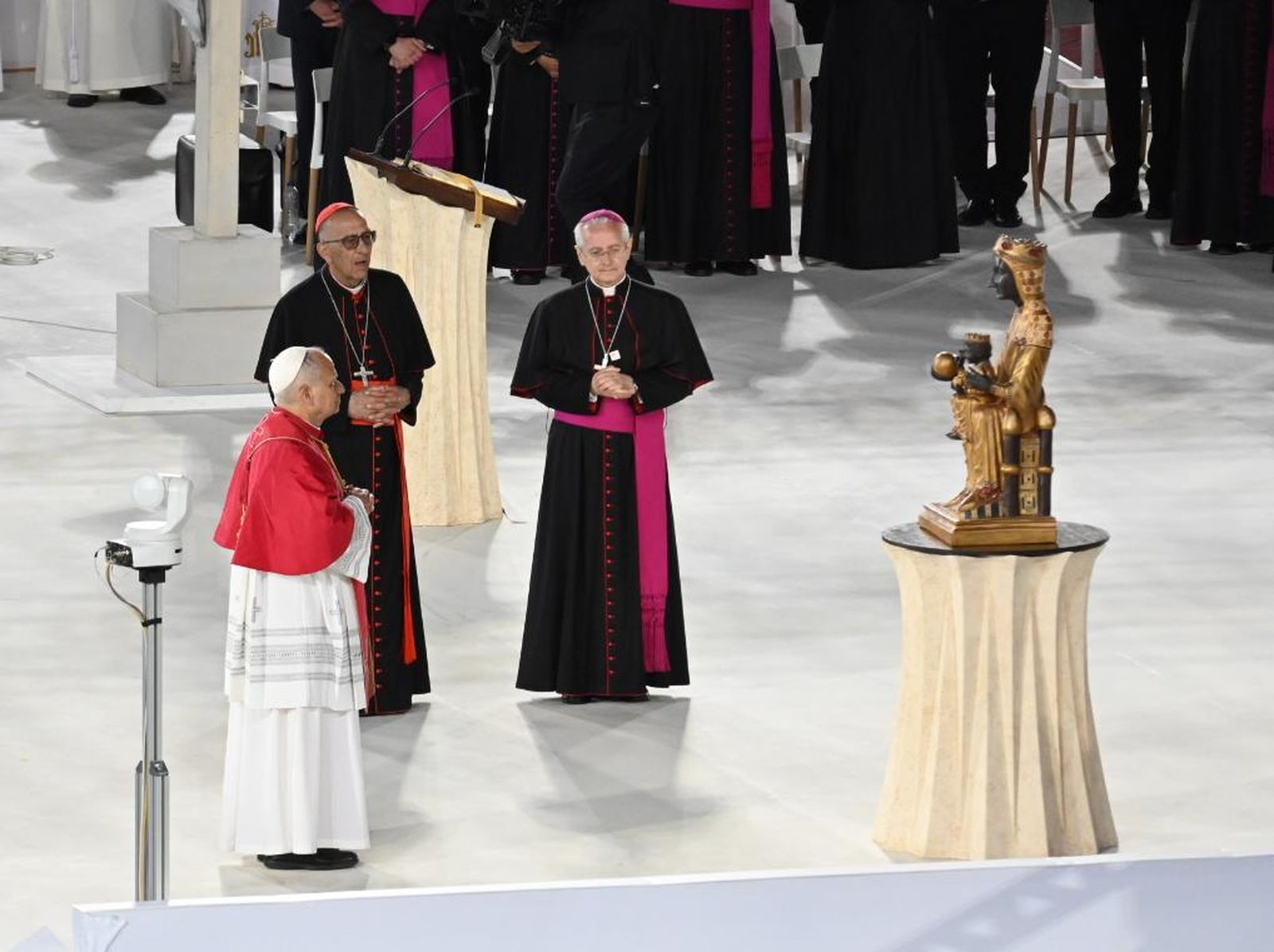 El Papa, ante la virgen de Montserrat