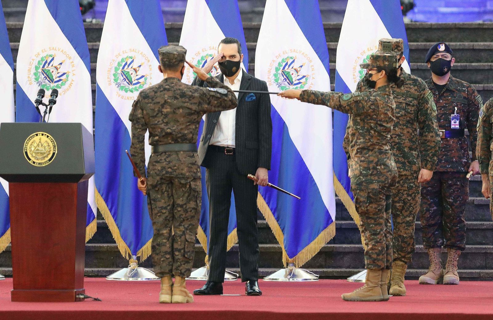 Bukele, presidente de El Salvador, en un acto con los militares