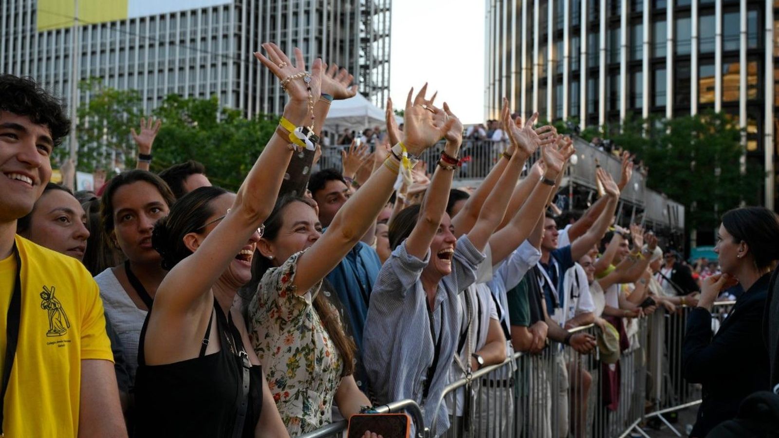 Más de 600 mil jóvenes españoles recibienon al Papa al borde de la avenida que lleva a la Plaza de Lima.