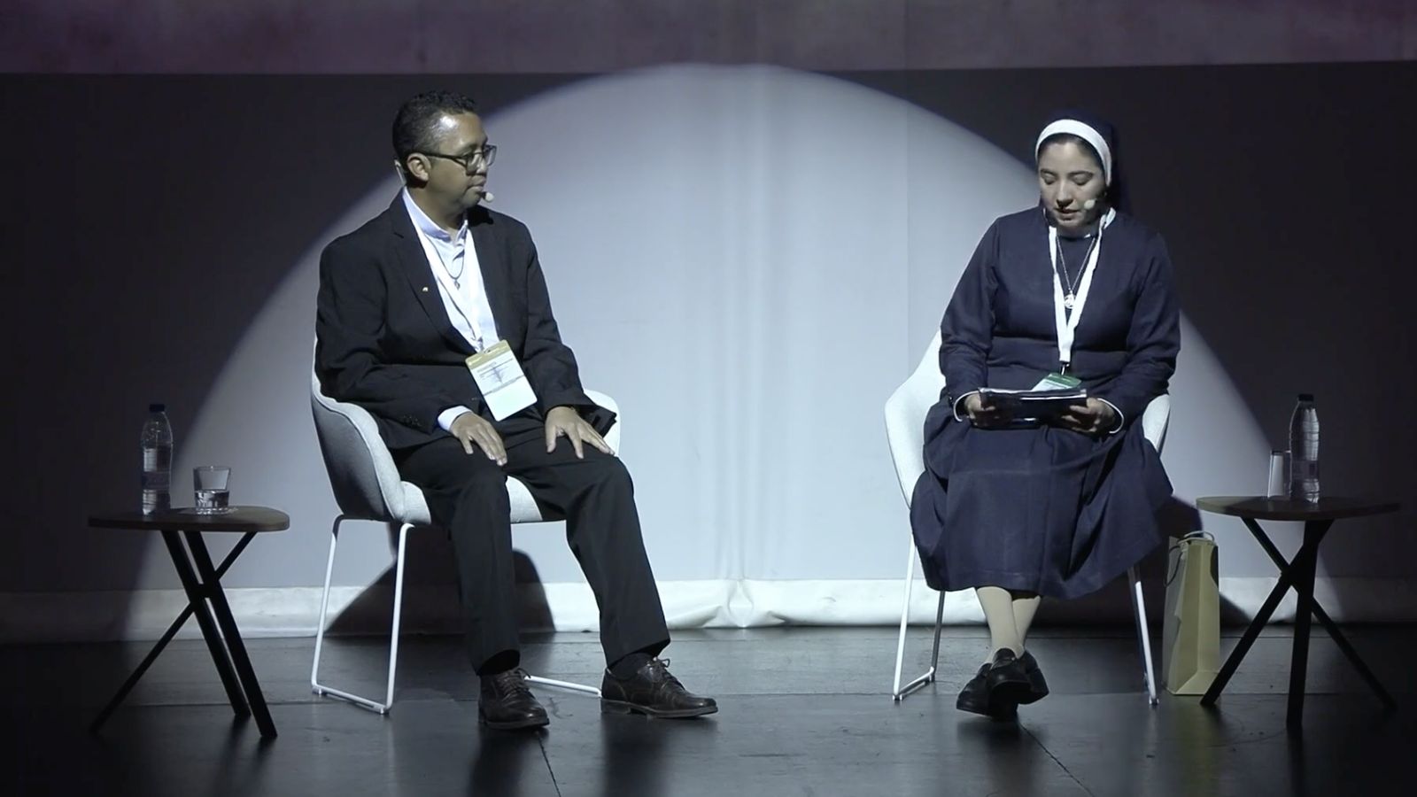 Andriamihaja Dominique Rakotobe, con la presentadora de su ponencia