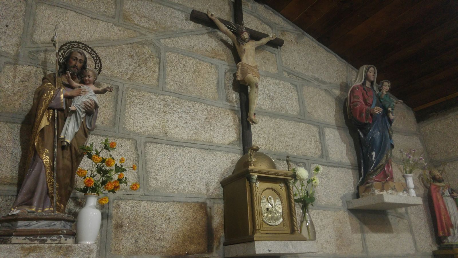 Interior de la iglesia de Pradomao