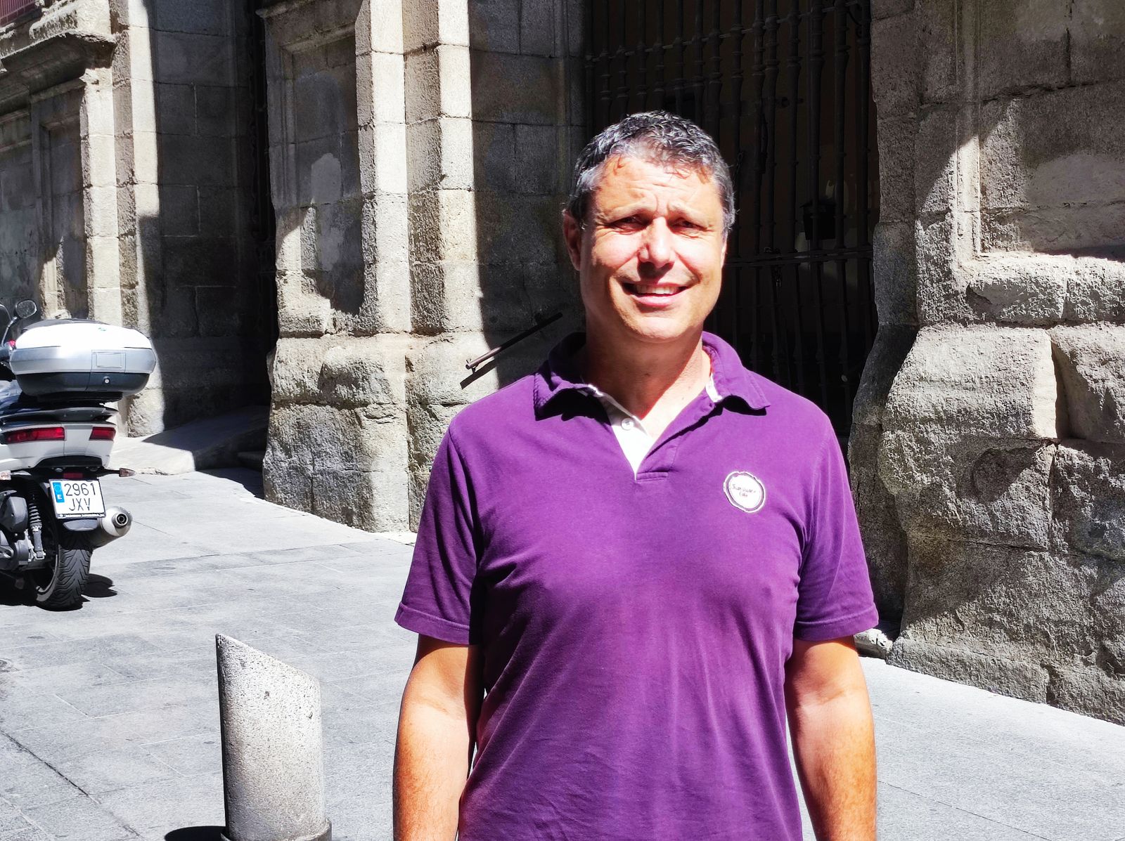 Santos Urías frente a su parroquia madrileña