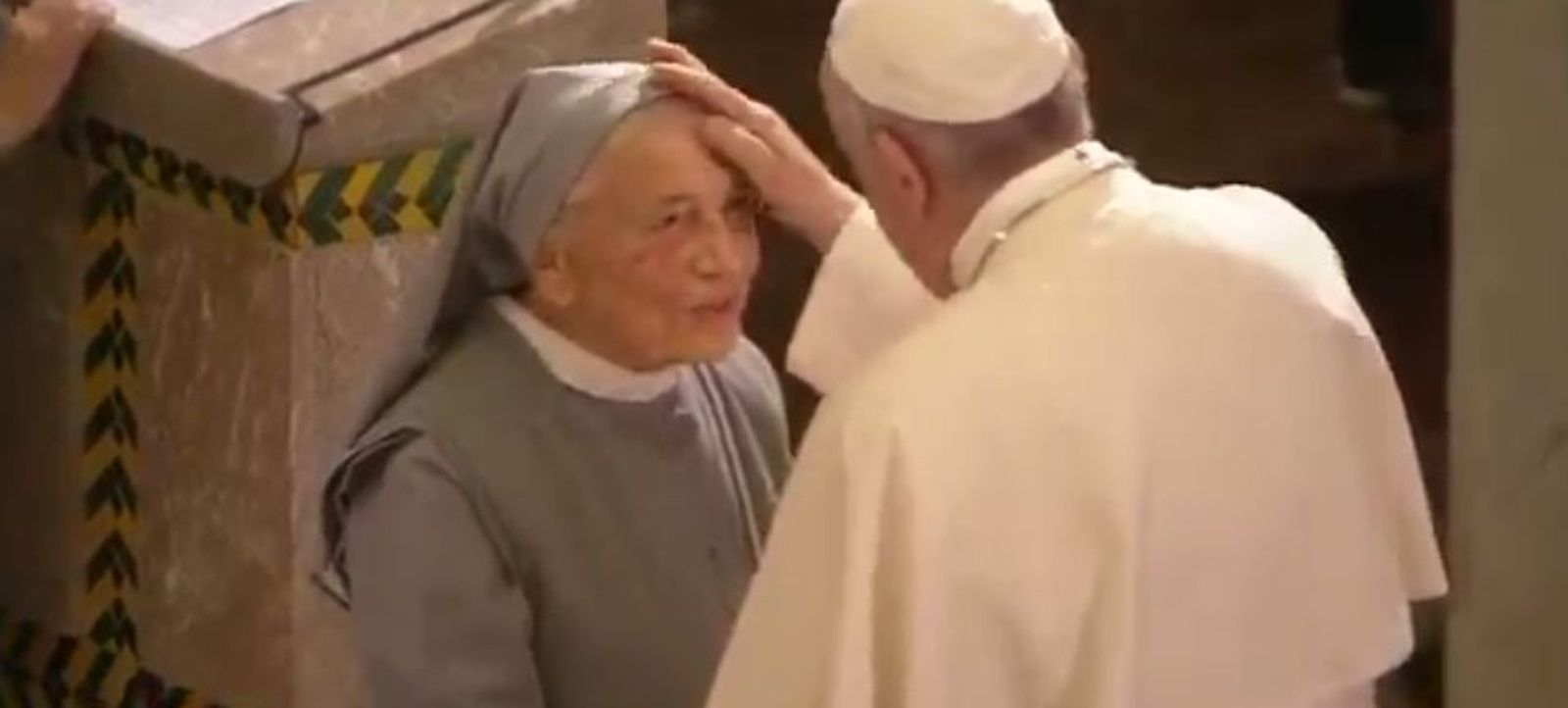 El Ppaa bendice a una monja de 97 años