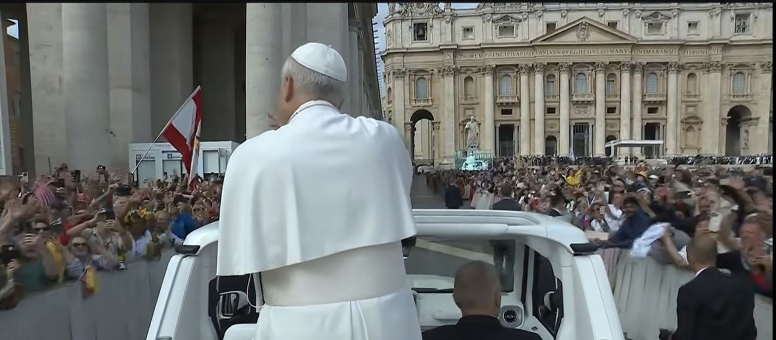 El Papa saluda a los fieles